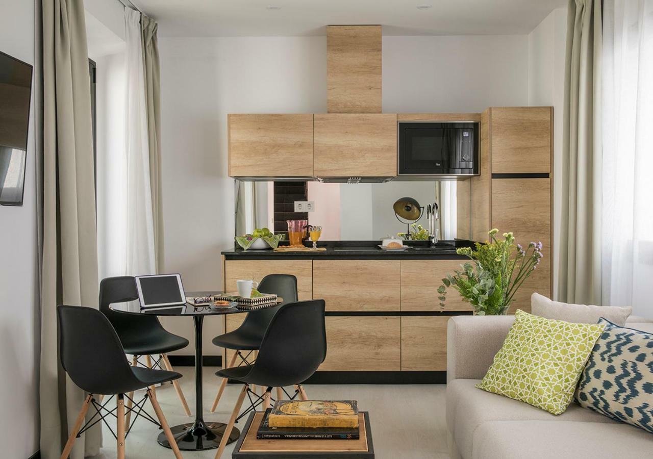 Feria Pool & Luxury Apartment Севиля Екстериор снимка